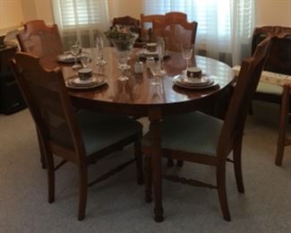Nice dining room table and chairs 