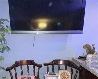 Flat screen TV, Bar Stools