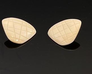Ivory Hand Carved Earrings	37x30x14mm	HxWxD
