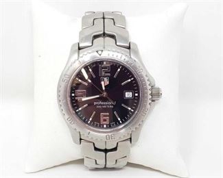 #555 • Tag Heuer Professional Watch - Authenticated
  casing measures approx 39.5mm. 