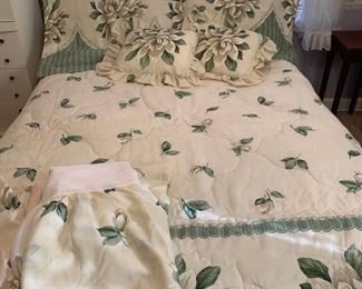 Full Magnolia Comforter Set