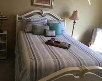 Beautiful full size bed