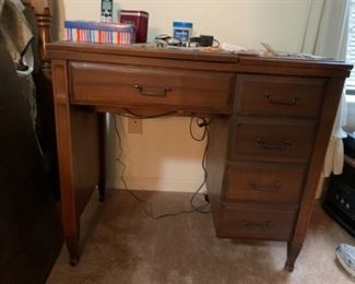 Singer sew table with machine 