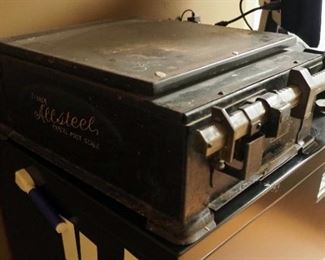 Vintage Cast Iron Triner All Steel Parcel Post Postage Scale 100 Lb Capacity