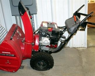 Honda 28" Snow Blower, Model HS928, Need Air In Tires, Includes Owners Manual