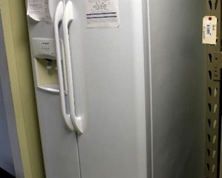 Frigidaire Side By Side Refrigerator Freezer, Model JSI-23, 69.5" x 33.5" x 34"