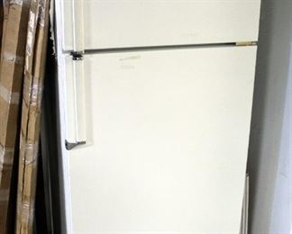 Kelvinator Refrigerator Freezer Model MRT15CNCW, Plugged In And Working, 64.5" x 28" x 31"
