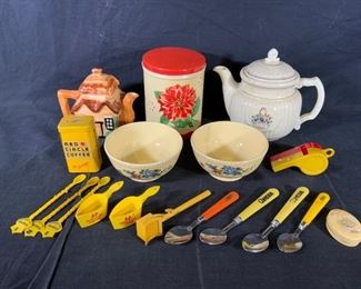 Lot 18 Vintage Kitchen Accessories
