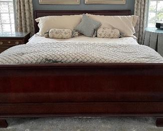King sleigh bed & Perform round table w/ tablecloth / glass