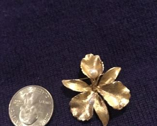 14KT gold and pearl floral pin