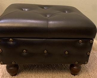 Classic Quarters Tufted Ottoman w Storage