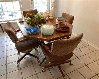 Octagonal kitchen table with one leaf and 4 chairs on castors