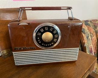 Bakelite radio, uses "B" batteries