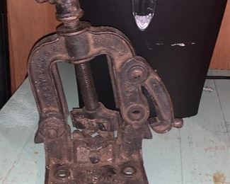 Vtg Greenfield cast iron pipe vise