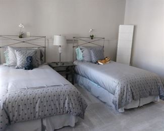 Twin beds w/mattresses