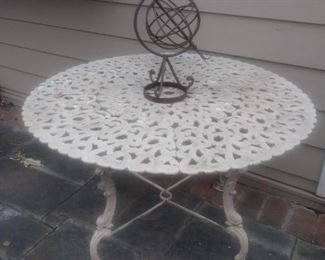 Wr iron round table