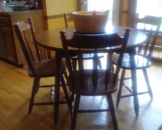 Round table & 6 chairs