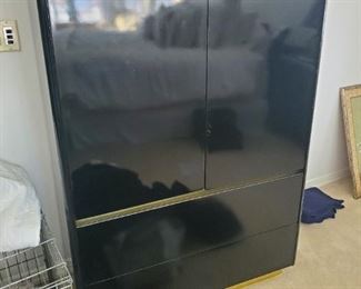 Armoire 18D X 68 1/2 H