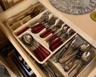 Several sets of silverware 