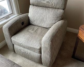 COMFORT DESIGN Powered Recliner
