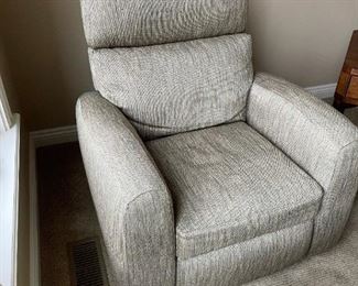 COMFORT DESIGN Powered Recliner