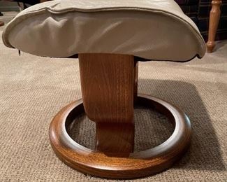 J.E. EKORNES A/S NORWAY Stressless Chair with Ottoman - Cream  Leather