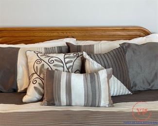 King Size Oak Wood Post Bed with SLEEP NUMBER 7000 Mattress