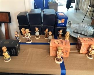 Hummel with boxes