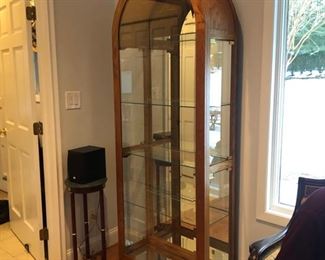 Lighted display cabinet