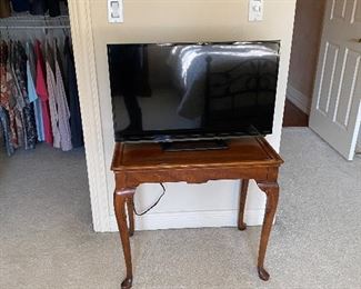 Side table (18x28x28H) & TV