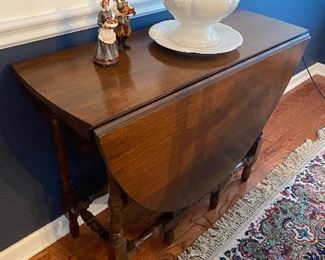 Beautiful antique drop leaf gate leg table