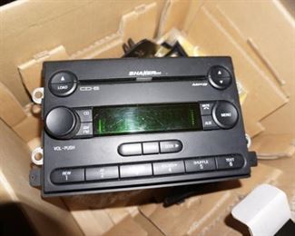 Ford shaker Radio/CD player from a 2006 Mustang 28038081