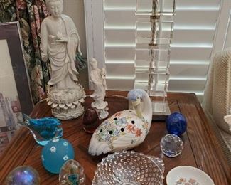 Vintage paperweights, chinoiserie statuettes, French porcelain crane flower arrangement frog