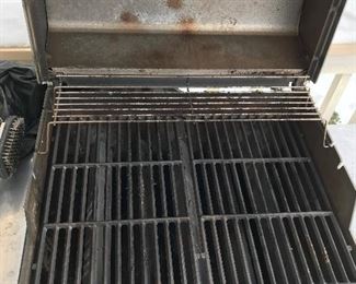 View of inside of the grill - no rust.