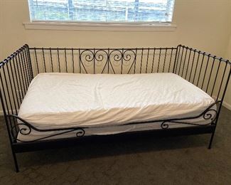 Day Bed (includes mattress) 
