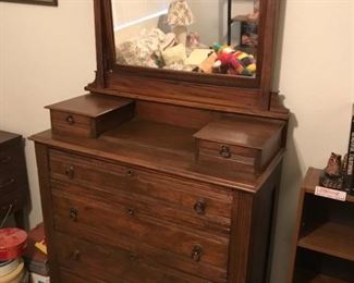Neat Dresser With Mirror