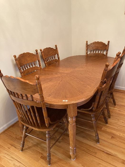 Beautiful oak dining room table w/six chairs