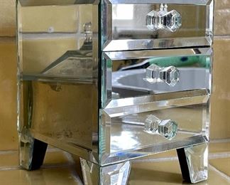 Item 179: Small, mirrored vanity box - 4.25" x 5.5": $8