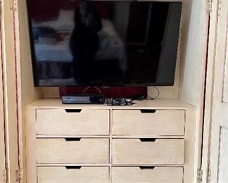 detail - plenty of room for hanging along with 6 drawers