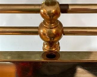 detail - this needs a screw!