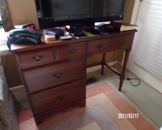 desk, good condition, flat screen