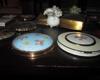 COLLECTION OF COMPACTS AND MIRRORS