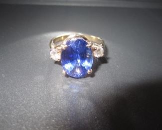 1 14KT YELLOW GOLD RING WITH 1 OVAL CUT TANZANITE 12.75X9.7M.M AND 2 ROUND FULL CUT DIAMONDS