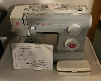 Singer 4411 sewing machine like new