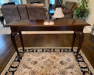 A beautiful Cherry Wood Kincaid Sofa Table Made in The USA (1999 assembly date) 52x16x29

https://ctbids.com/#!/description/share/752908