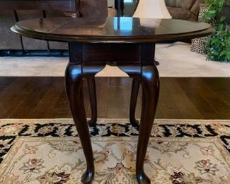 A beautiful drop leaf table with working side pieces allowing for rectangular and round configuration. There are a few scuffs on the legs and some on the top surfaces. 31x28x24”

https://ctbids.com/#!/description/share/752907