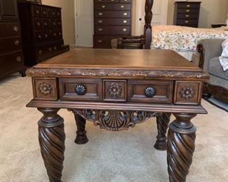 This Ashley furniture square wooden end table features a single pull out drawer as well as beautiful and artistic scrollwork utilizes flowers and seashells to create this amazing piece. Legs and top surface have minor scuffs. 28x28x27 Drawer: 16x14x2

https://ctbids.com/#!/description/share/752901