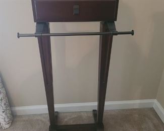 Bombay valet with trouser bar, jacket holder, three spots on top to lay out wallet, keys, cuff link etc and a drawer for extra storage. Whether you have a big event to attend, getting ready for work or it's date night. Have your outfit laid out and ready to go. Instead of running around having to find where you put everything get ready in minutes with everything organized in one place. Measures 20" x 18" x 44".

https://ctbids.com/#!/description/share/752879