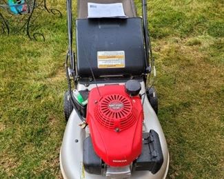 Honda Electric Start Lawn Mower with Bagger System & Ear Muffs and owners manual.

https://ctbids.com/#!/description/share/753021