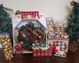 Two lighted four foot topiaries. A very large wreath 30" around and a collection of beautiful gold colored ornaments.

https://ctbids.com/#!/description/share/753008